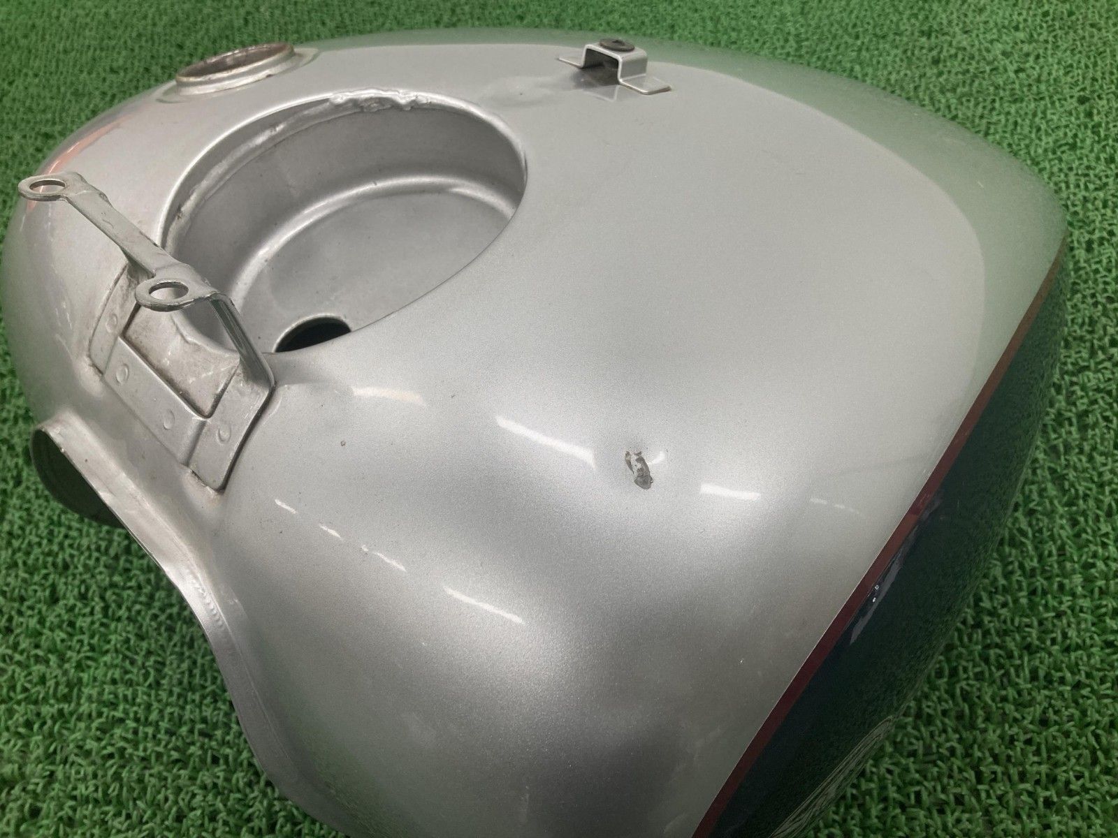 ドラッグスター400 タンク 銀 ヤマハ 純正 中古 バイク 部品 4TR フューエルコック ガソリンタンク 燃料タンク 修復素材に コケキズ無し 87 ドラッグスター400 タンク 銀 ヤマハ 純正 バイク 部品 4TR フューエル