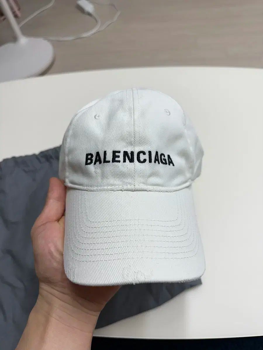 BALENCIAGA バレンシアガ ホワイト ボールキャップ