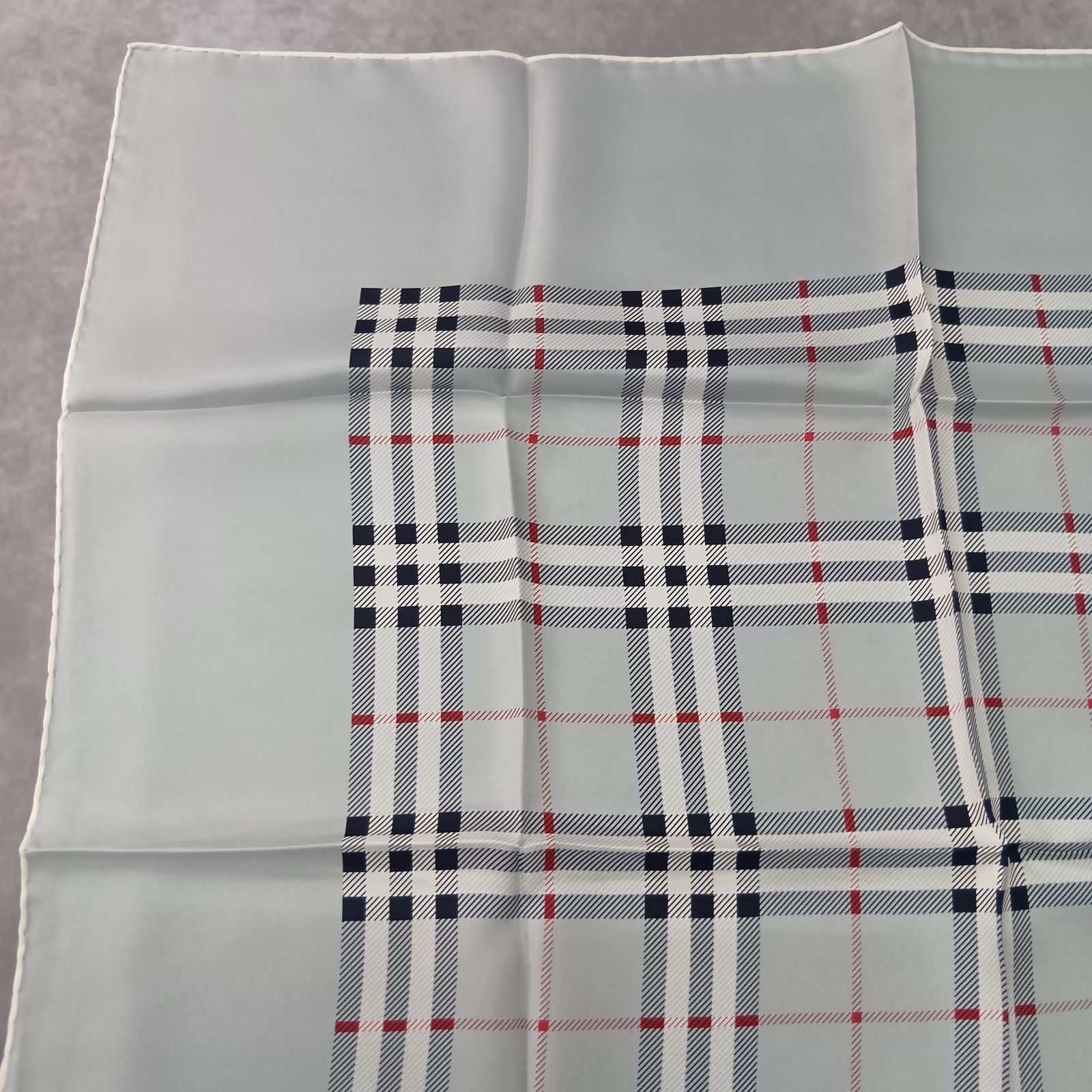 BURBERRY バーバリー　ノバチェック　スカーフ　シルク100% Burberry☆バーバリーズ☆大判スカーフ 絹 シルク100% ノバ