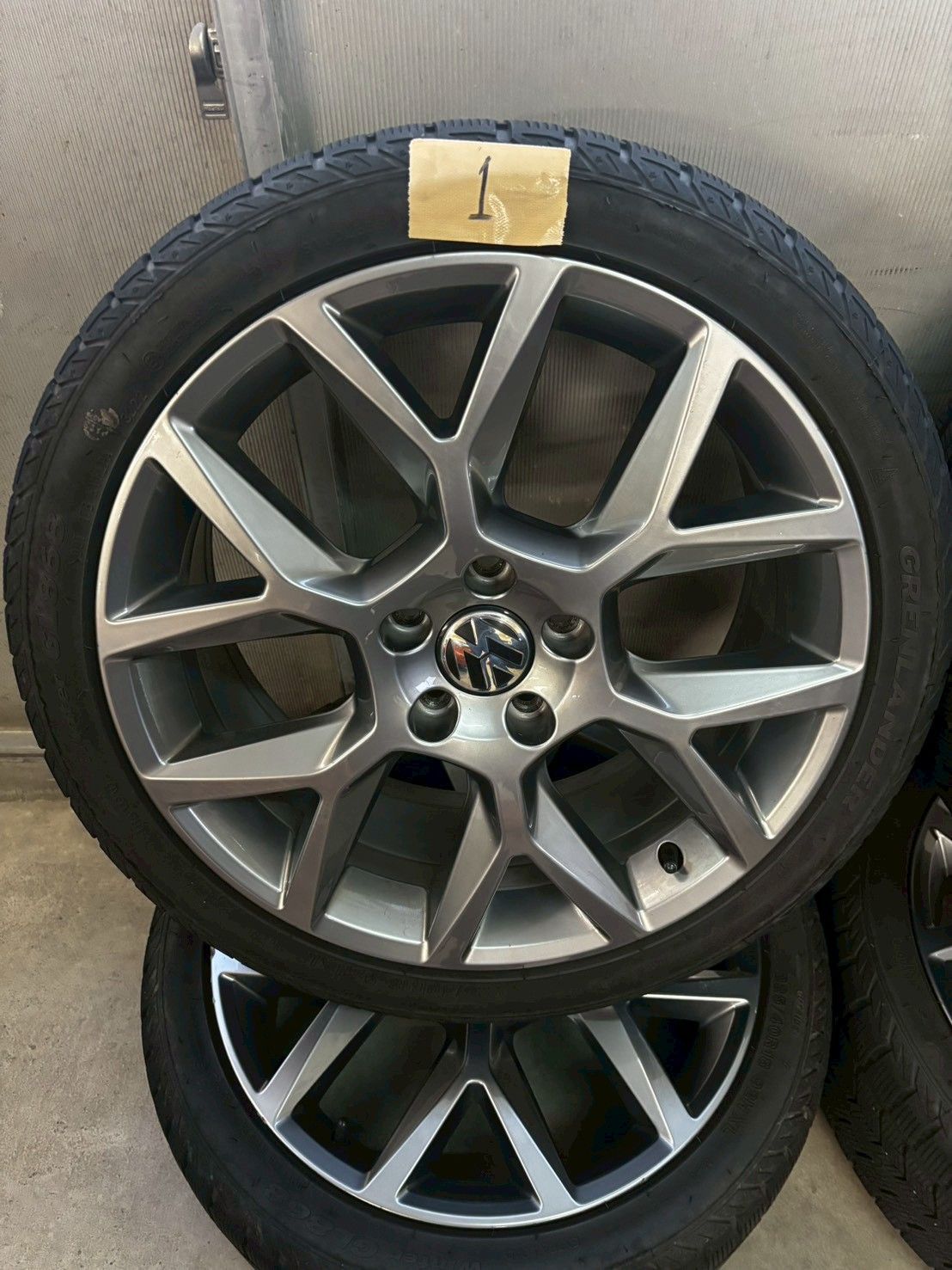 フォルクスワーゲン ゴルフ5 R32で使用 1KBUBFスタッドレスタイヤアルミホイール４本セット 225 40 R18 み