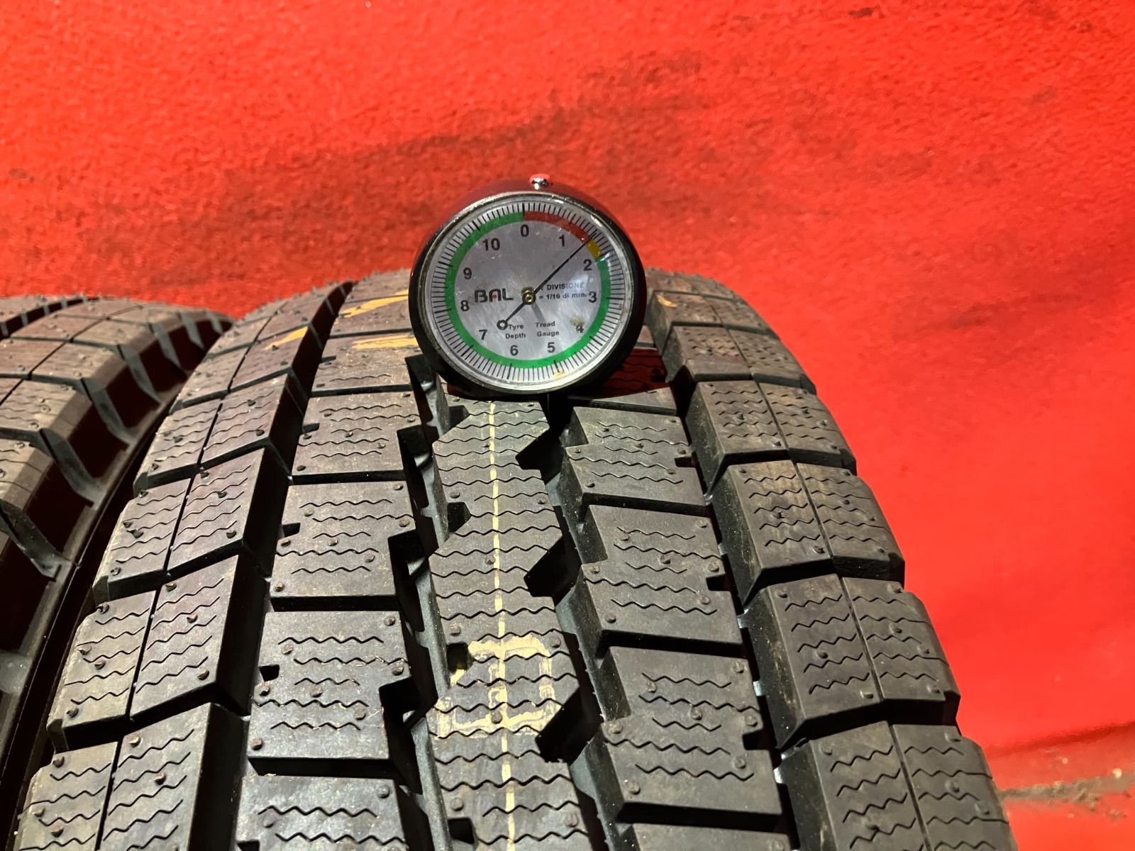 個人宅配送不可 新車外し トラックスタッドレスタイヤ 195 75R15 109 107L DUNLOP LT03M 4本SET