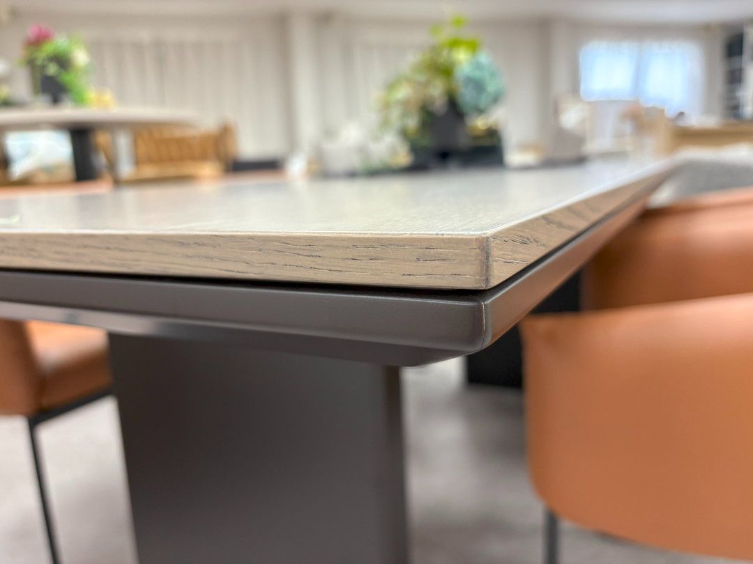 アルフレックス Arflex：AFFOGATO ｸﾞﾚｰｵｰｸ色 ダイニングテーブル 展示品