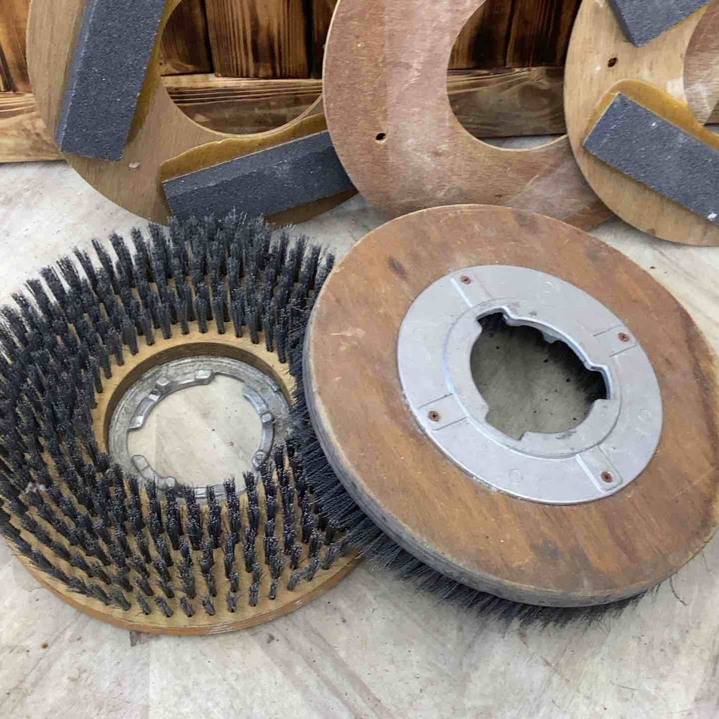 現状品 13インチ ポリッシャーブラシ プレート付き ×2個 砥石付パッド台×3個 越谷店