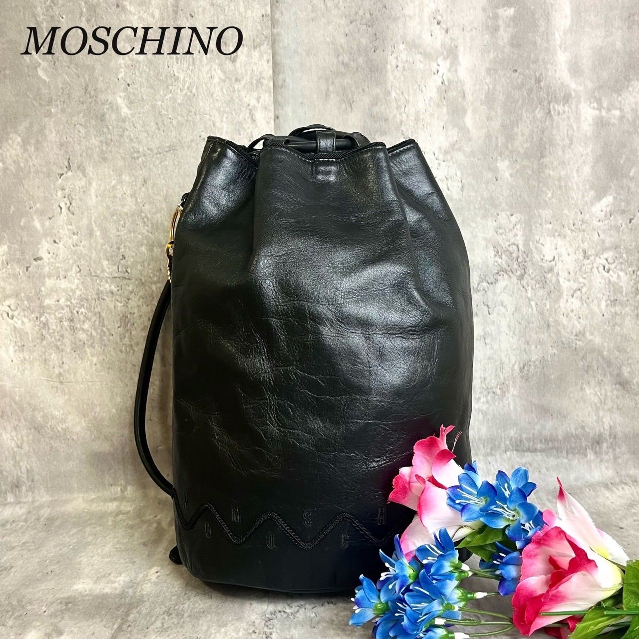 ✨極美品✨ MOSCHINO モスキーノ リュックサック バッグ パック 巾着 バケツ型 ジッパー ゴールド金具 ロゴ型押し 総柄 レザー 肩掛け  ブラック 黒色 - メルカリ