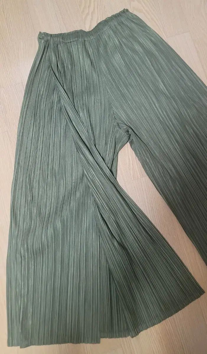 美品　プリーツプリーズ　クロップドパンツ　ポケット　エメラルドグリーン　サイズ3 fit=scale-down,w=1200