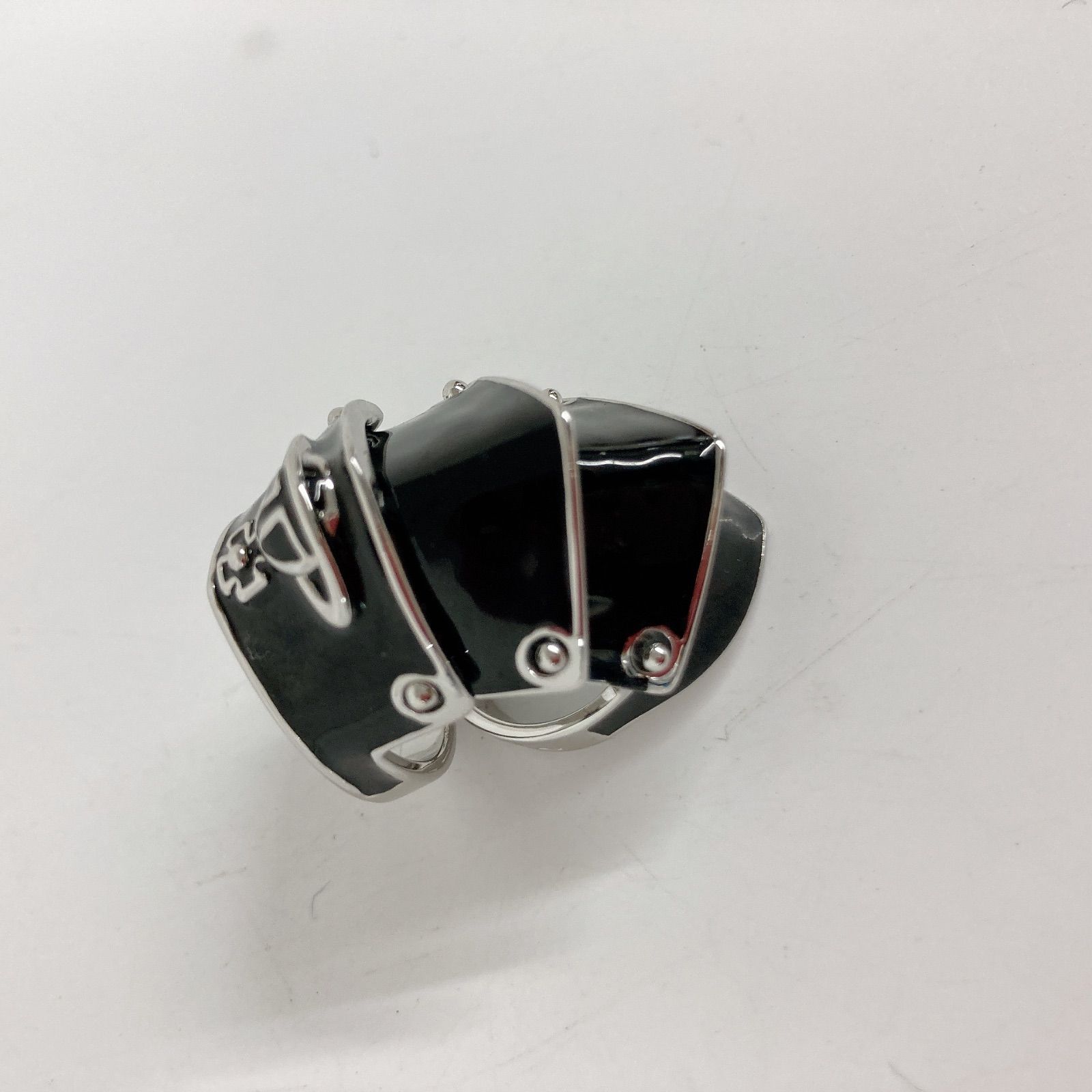 Vivienne Westwood ARTEMISアーマーリング　ブラック Artemis Ring in PLATINUM-BLACK-Resin | Vivienne Westwood®