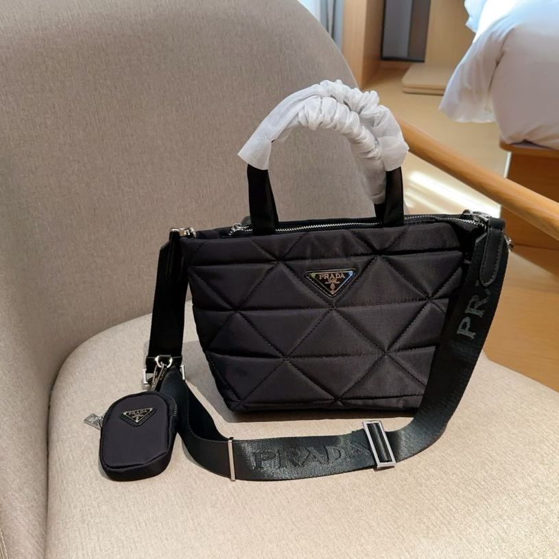 シンプルで使えるショルダーバッグです