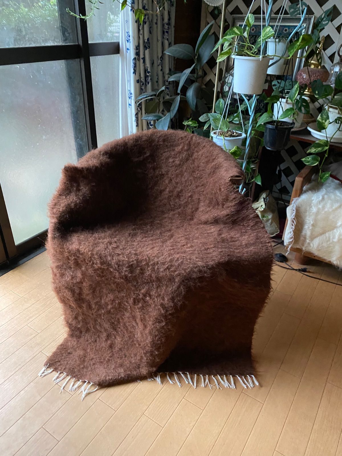 1枚のみトルコ発シイルトバッタニイェ アンゴラヤギのモヘアで織られた手織りの毛布 まるでクマのぬいぐるみのような手触り 当店のみのサイズ80×130大きめ膝掛けサイズ チョコレート色 テーブルクロス ソファや車にも キャンプにも一枚あると四季を通じて便利
