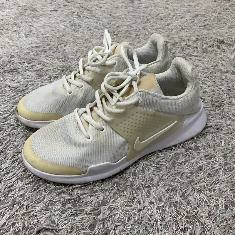 【雷市場（ポンジャン）商品韓国直送】 NIKE(ナイキ) 矢印 白 スニーカー ランニングシューズ 靴 240 G02587