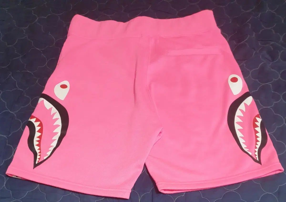 A BATHING APE アベイシングエイプ ネオン シャーク トラック ショーツ M