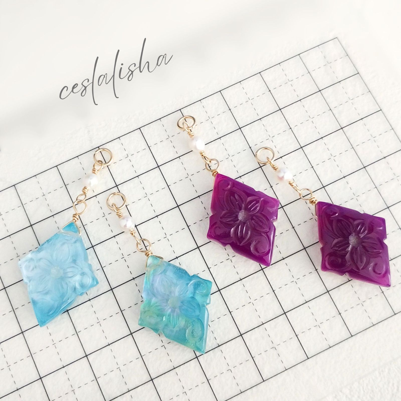 マザーオブパール×ラピスラズリのフラワーカービングピアス
