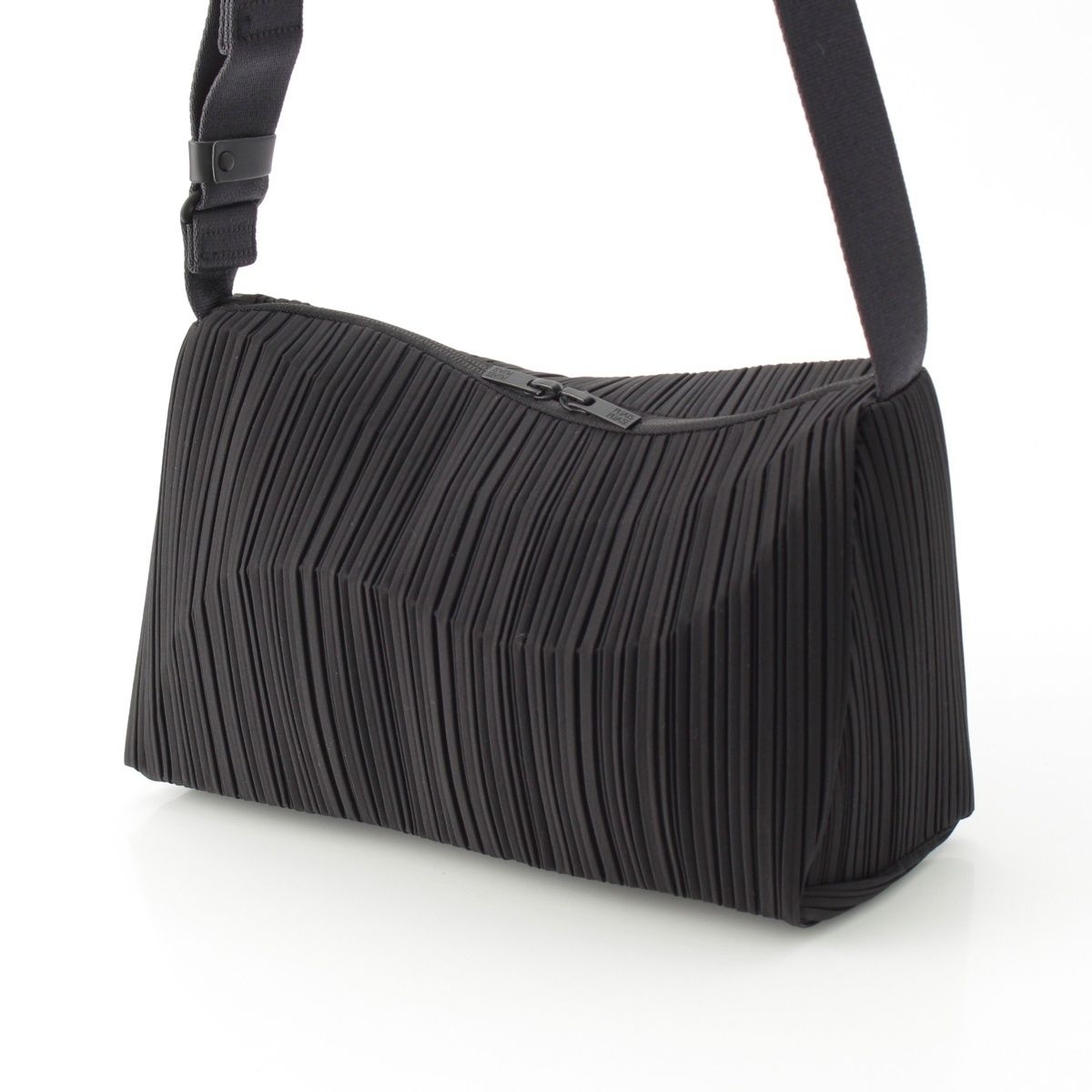【美品】イッセイミヤケ プリーツプリーズ ショルダーバッグ ナイロン BIAS PLEATS BAG – isseymiyake.com