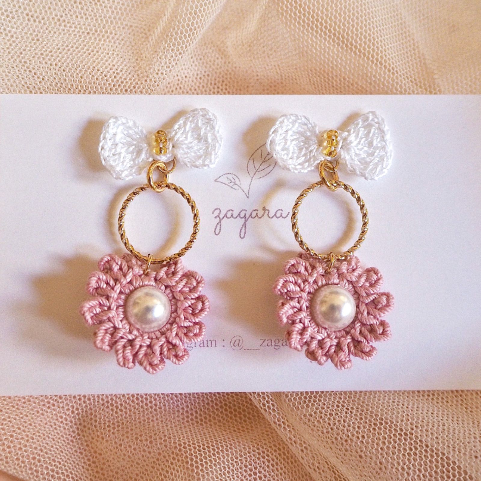 かぎ針編み リボンとパールのお花(ピンク) ピアス・イヤリング - メルカリ