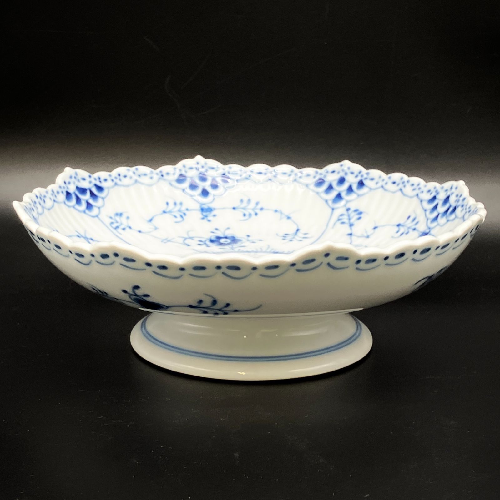 ✴︎新品✴︎ロイヤルコペンハーゲン ブルーフルーテッド　ハーフレースケーキディッシュ Amazon.co.jp: 【正規輸入品】 ロイヤルコペンハーゲン ブルー