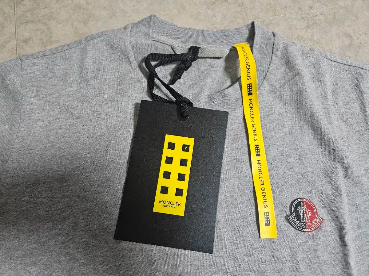MONCLER(モンクレール) ジーニアス チェストロゴ グレー L 新品 出品 