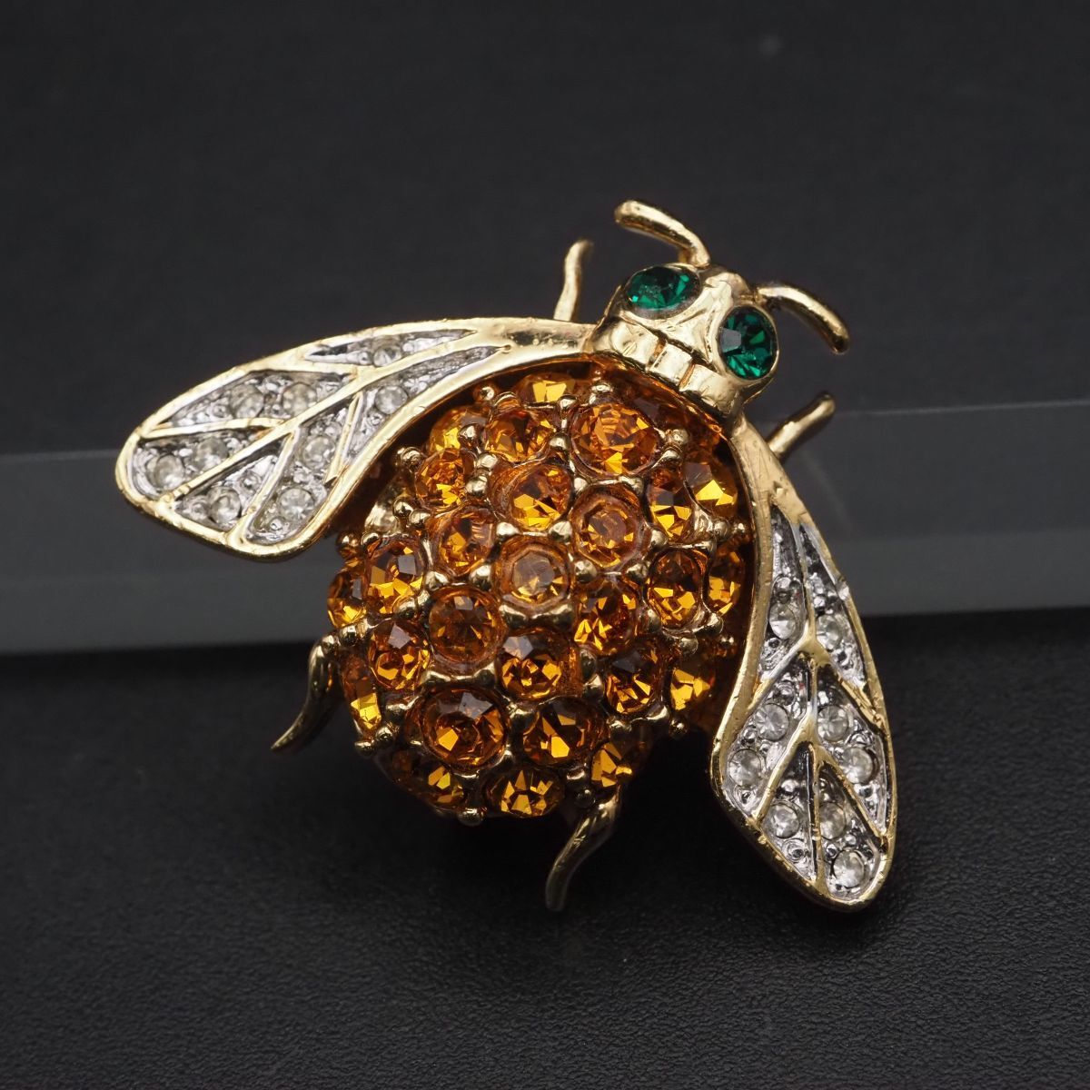 G064 CAROLEE キャロリー ブローチ 昆虫 ストーン風 パヴェ ゴールド デザイン