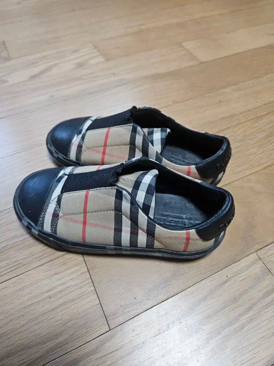 バーバリー スリッポン BURBERRY キッズ Burberry - スニーカー チェック柄 チェック スリッポンスニーカー | ニュートラル Kids メルカリ 人気 公式通販