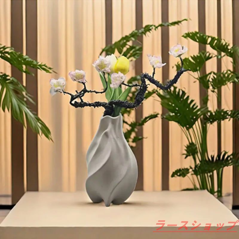 花瓶 フラワーベース セラミック 磁器 ツイスト デザイン ユニーク 目立つ 白 マット ドライフラワー フラワーアレンジメント 花 花束 和風 日本 花器 リビングルーム 玄関 贈り物
