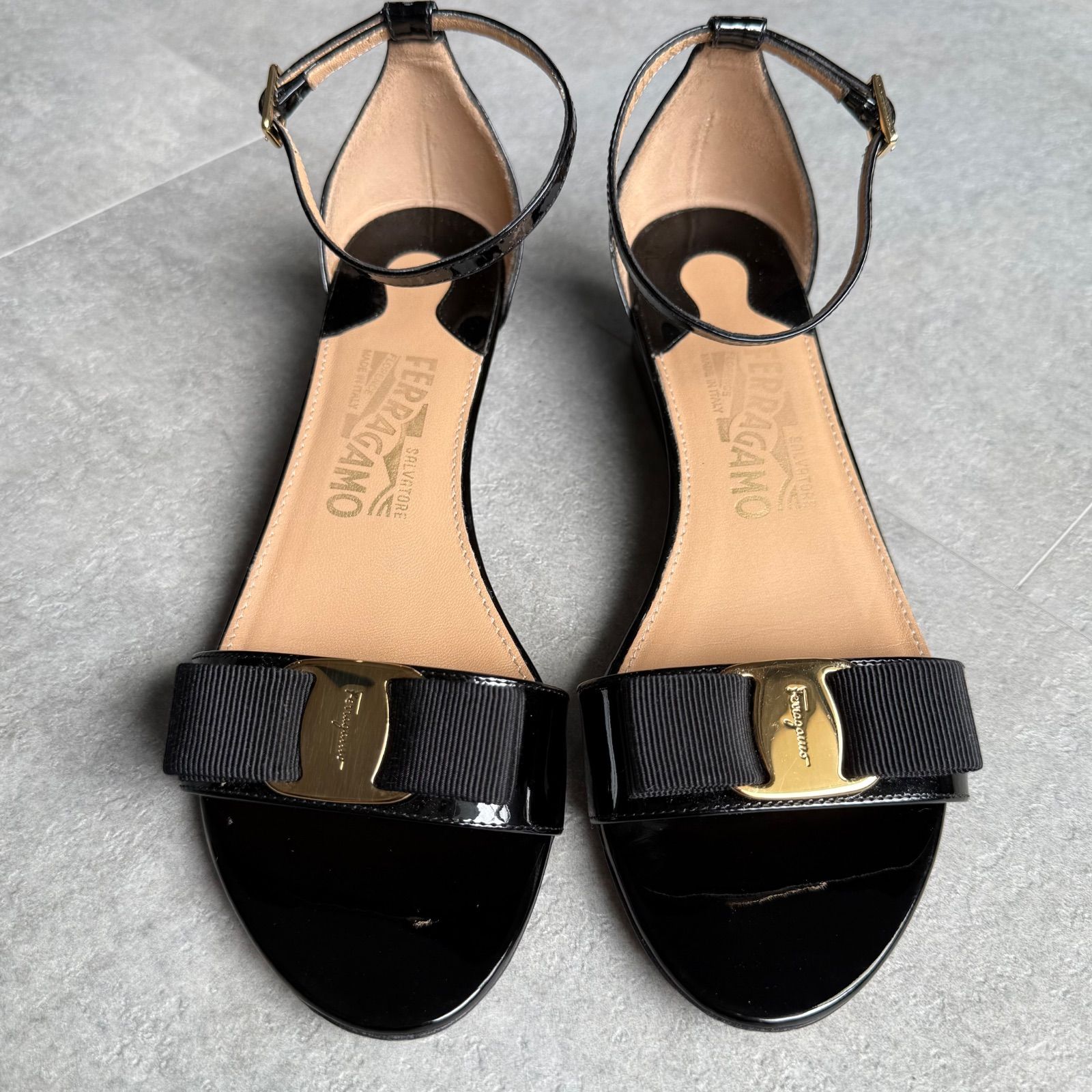 極美品 SalvatoreFerragamo サルヴァトーレフェラガモ ヴァラ
