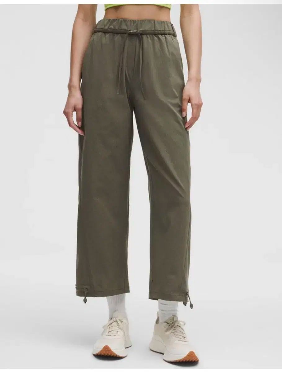 ルルレモン_ウーブン エア シンチャブル カーブ ジョガー パンツ - armg カーキ S