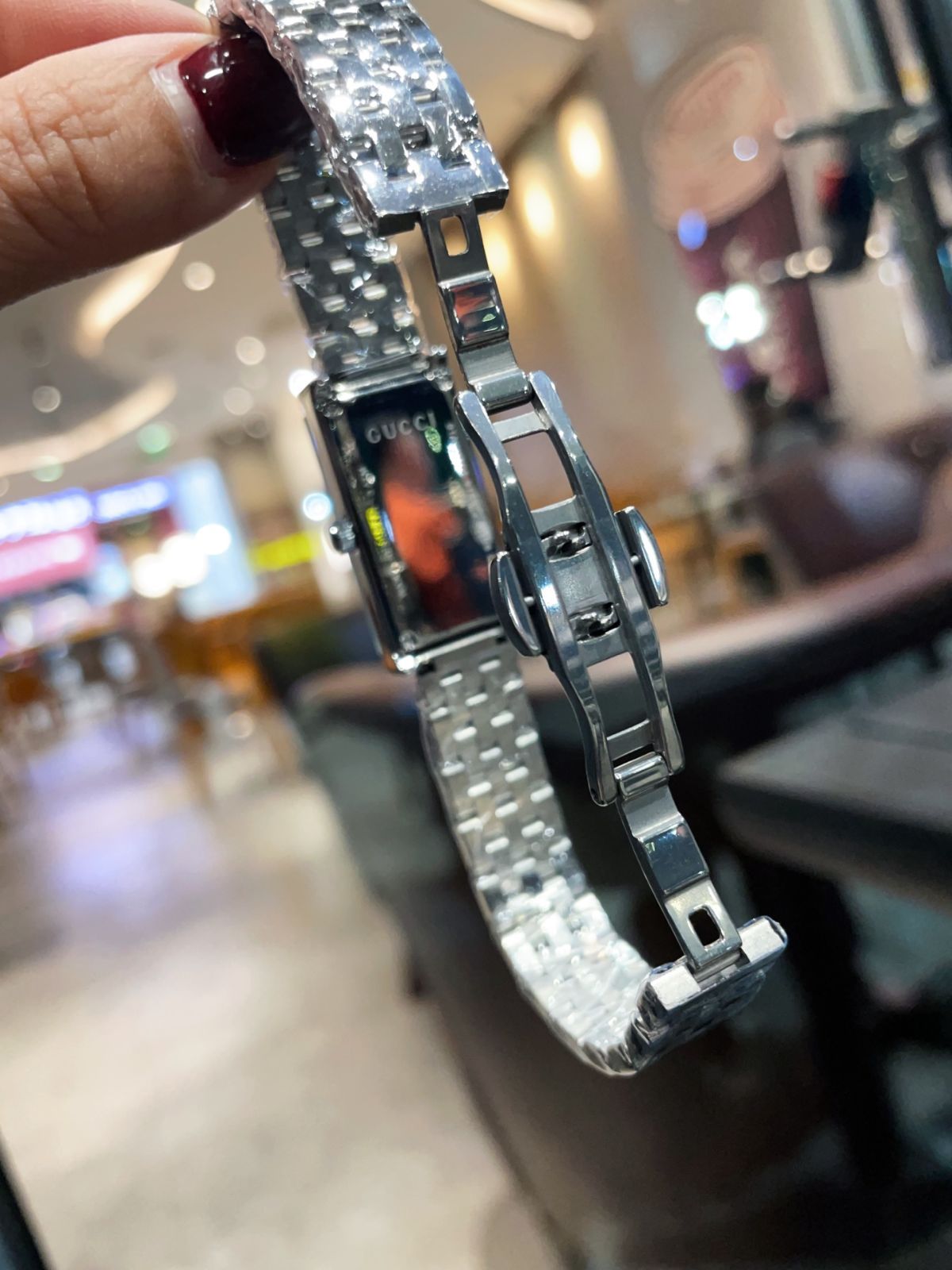 GUCCI スイス製 長方形ケース 時計　稼働品 今日特価】Gucci グッチ ジーフレーム シリーズ エレガントな