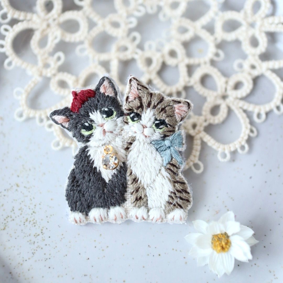 猫刺繍 仲良し猫ちゃんブローチ 白黒キジ白コンピ - メルカリ