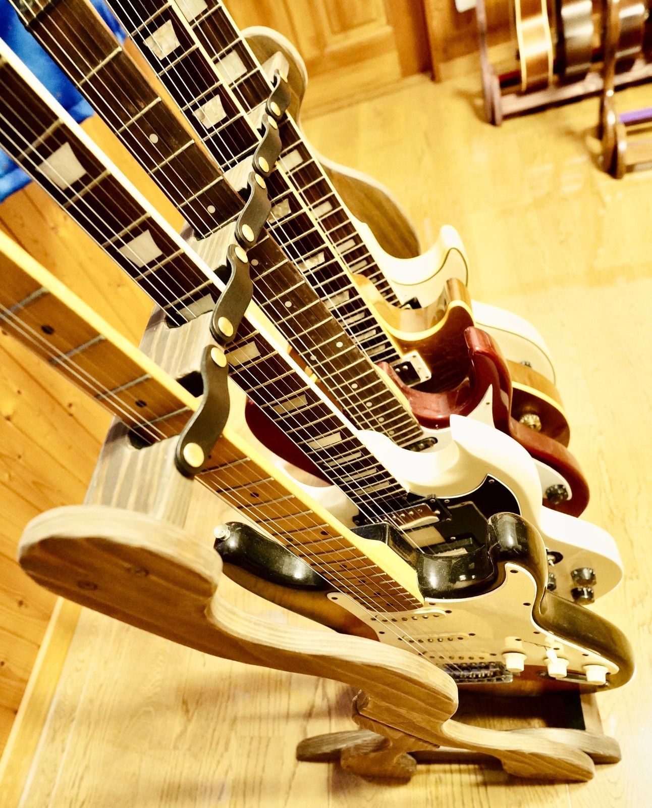 24時間以内に発送 手作り木工 木製ギタースタンド ステイン仕上げ 転倒防止本革ベルト付き