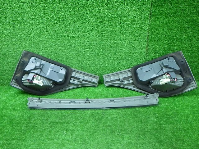 装飾的な油彩額縁 F8号サイズ　ゴールドとグレー 装飾的な油彩額縁 F8号サイズ ゴールドとグレー