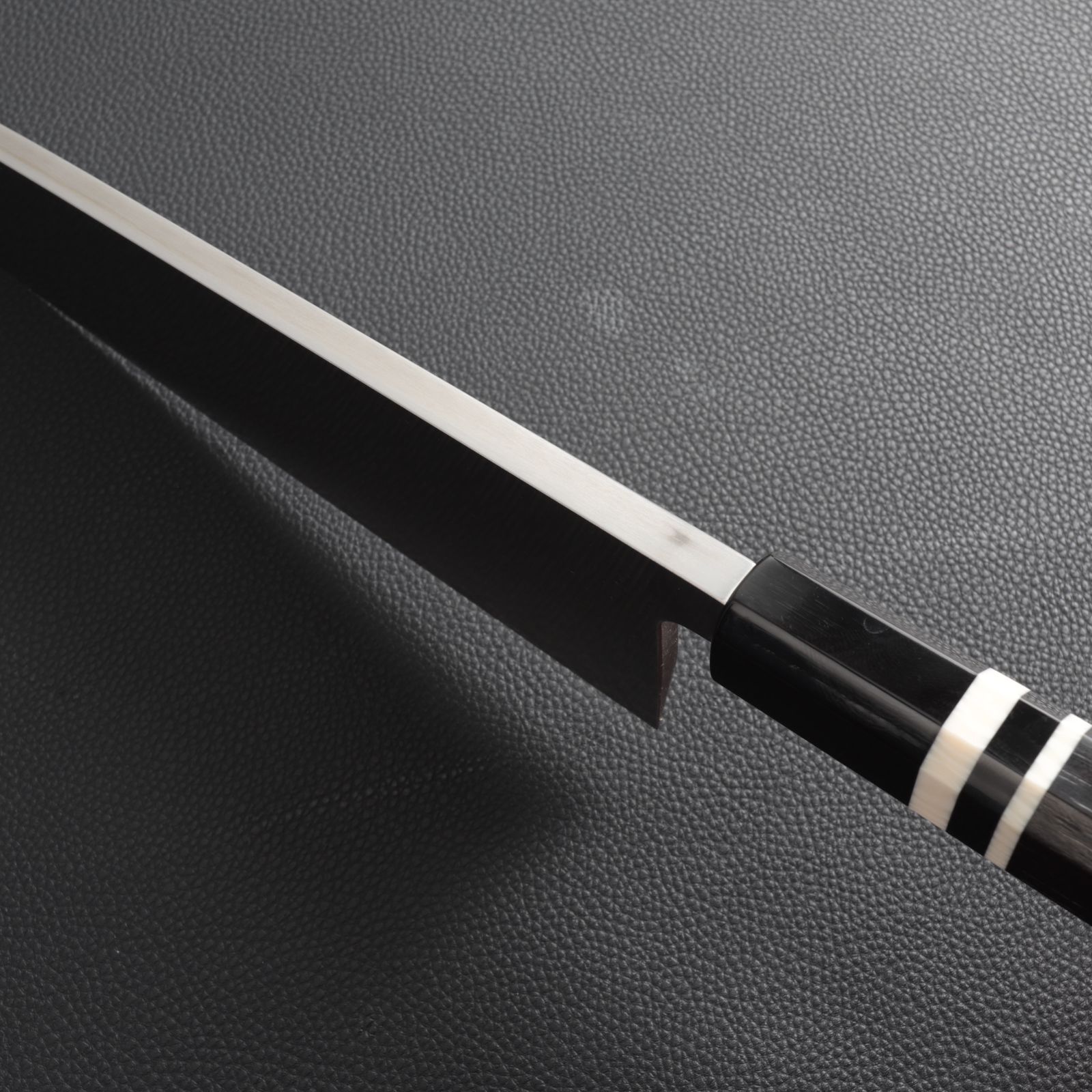 10634 出刃包丁 8寸 刃渡り240 本刃付け 刺身包丁 黒檀黒水牛角八角柄