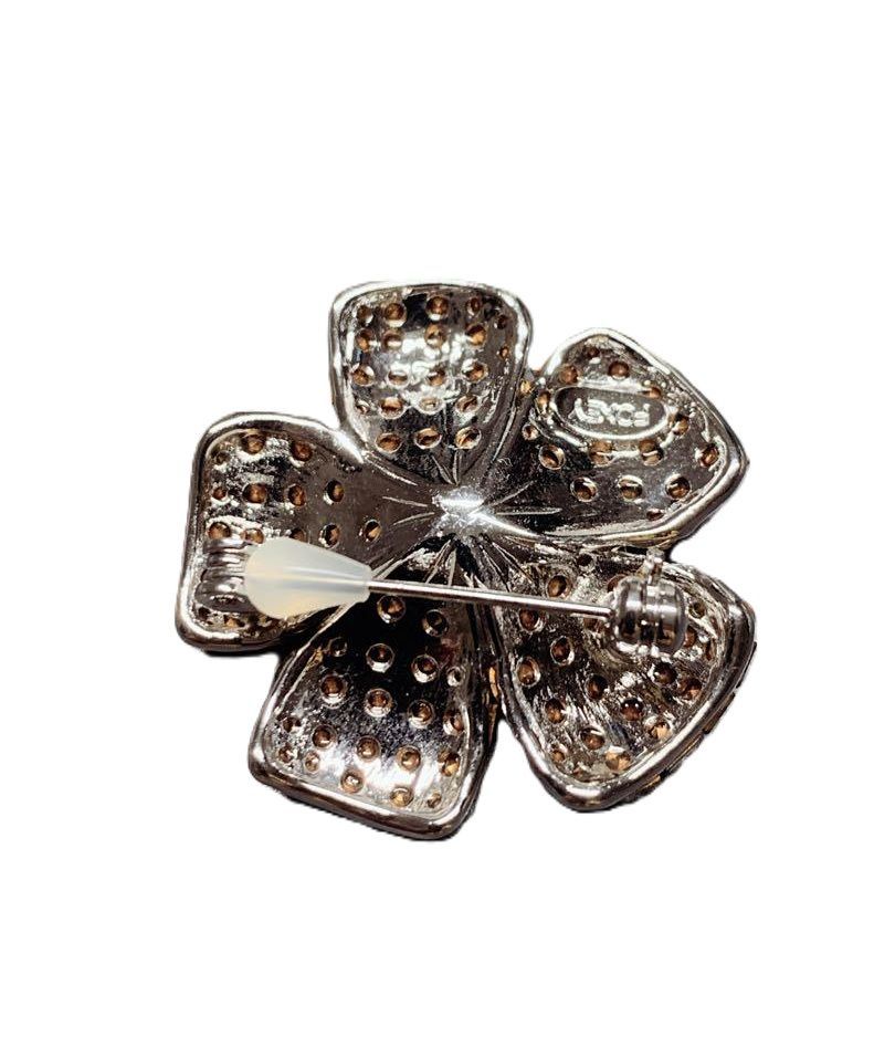 FOXEY定番のロングセラーブローチ