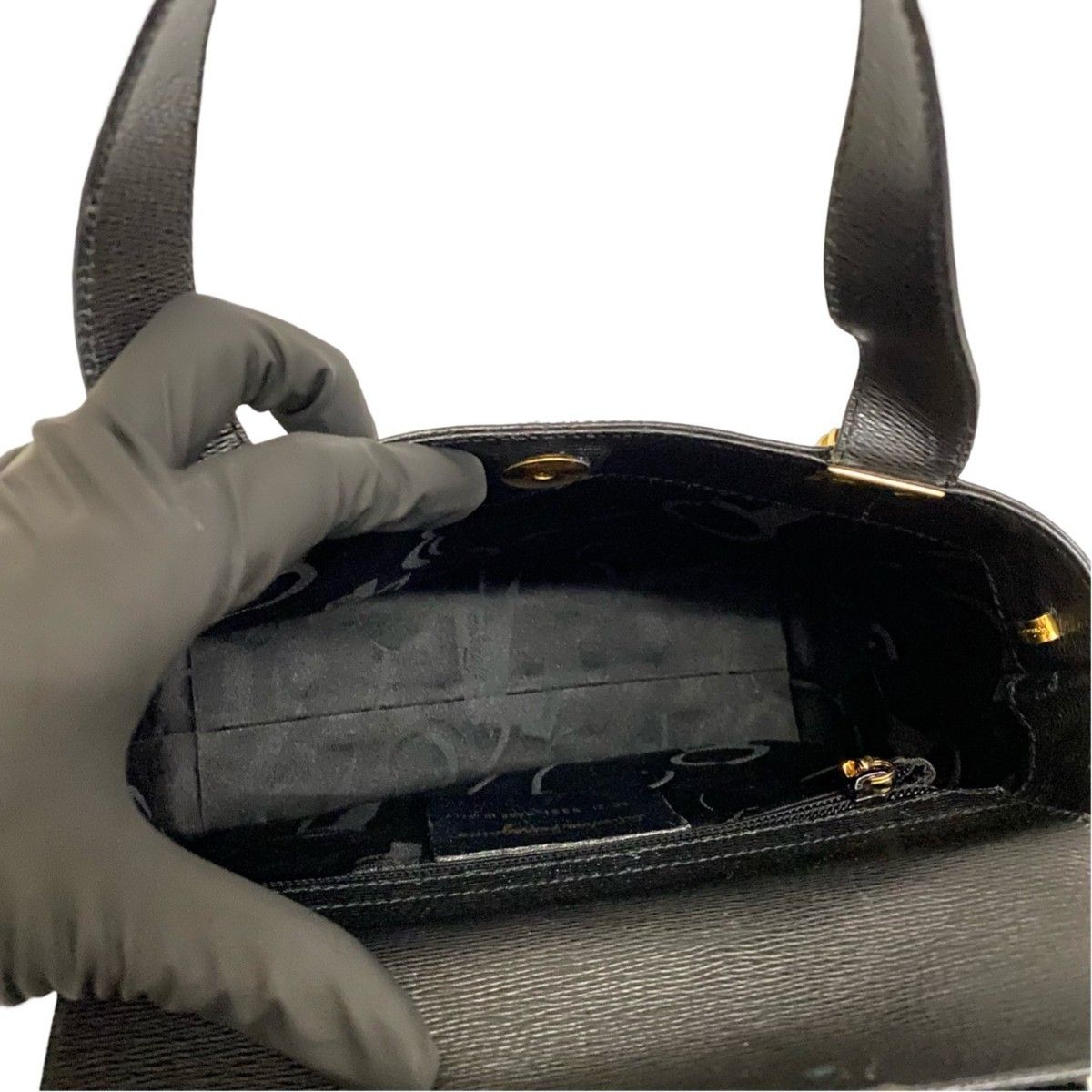 極 美品 レア品 Salvatore Ferragamo フェラガモ ロゴ 型押し 金具