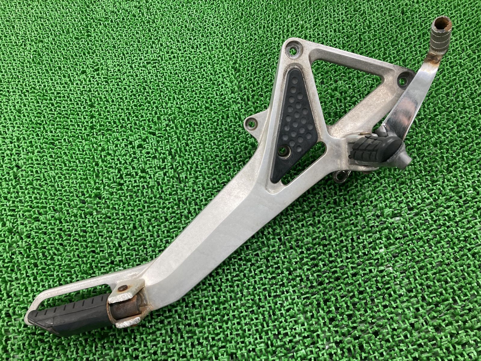 ホーネット250 ステッププレート 右 KEA ホンダ 純正 中古 バイク 部品 MC31 ブレーキペダル ペグ 修復素材やペイント素材に 品薄