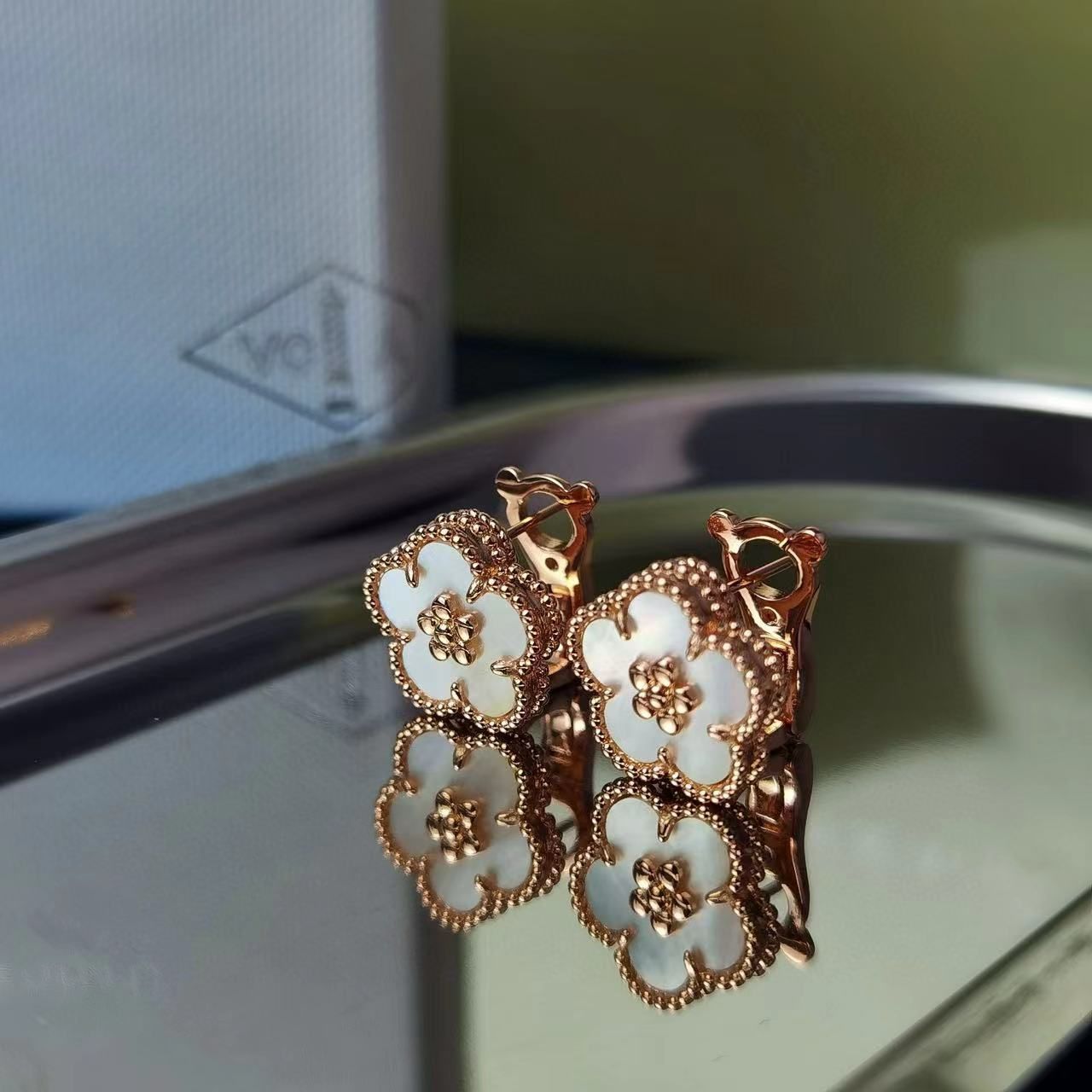 クリーフ＆アーペル 梅のピアス