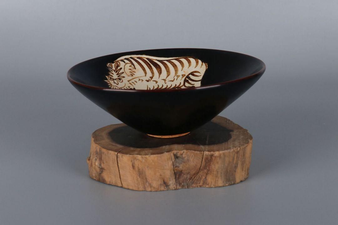宋代吉州窯黒釉手彫り花柄笠碗 景徳鎮陶磁器 装飾品 現代工芸品 美術品 置物 宋吉州窯手彫り絵画虎柄笠椀 景徳鎮 陶磁器 装飾品 現代工芸品