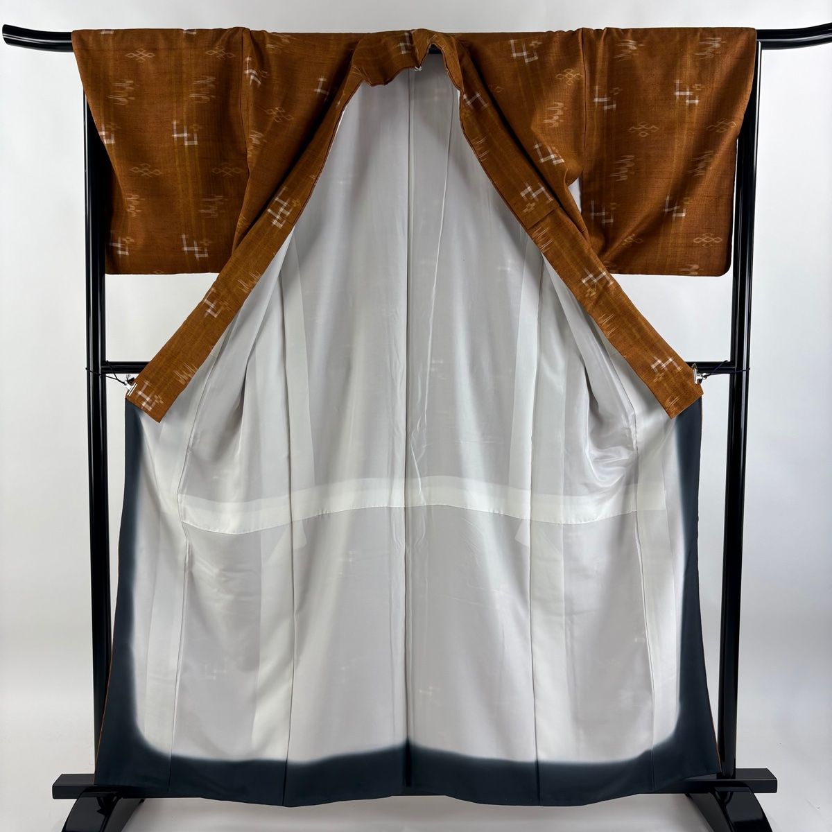 紬身丈160裄丈64cm M 薄物夏紬縞絣薄茶色 正絹 秀品【中古】 紬身丈160裄丈64cm M 薄物夏紬縞絣薄茶色 正絹 秀品【中古