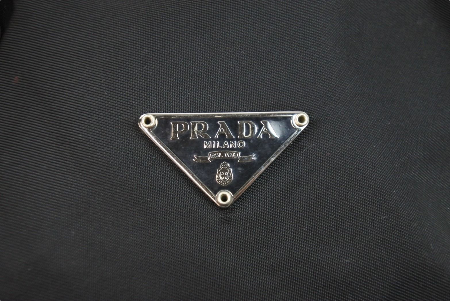 【超極美品】PRADA 巾着ポーチ　テスートナイロン　黒　トライアングルロゴ 超極美品】PRADA 巾着ポーチ テスートナイロン 黒
