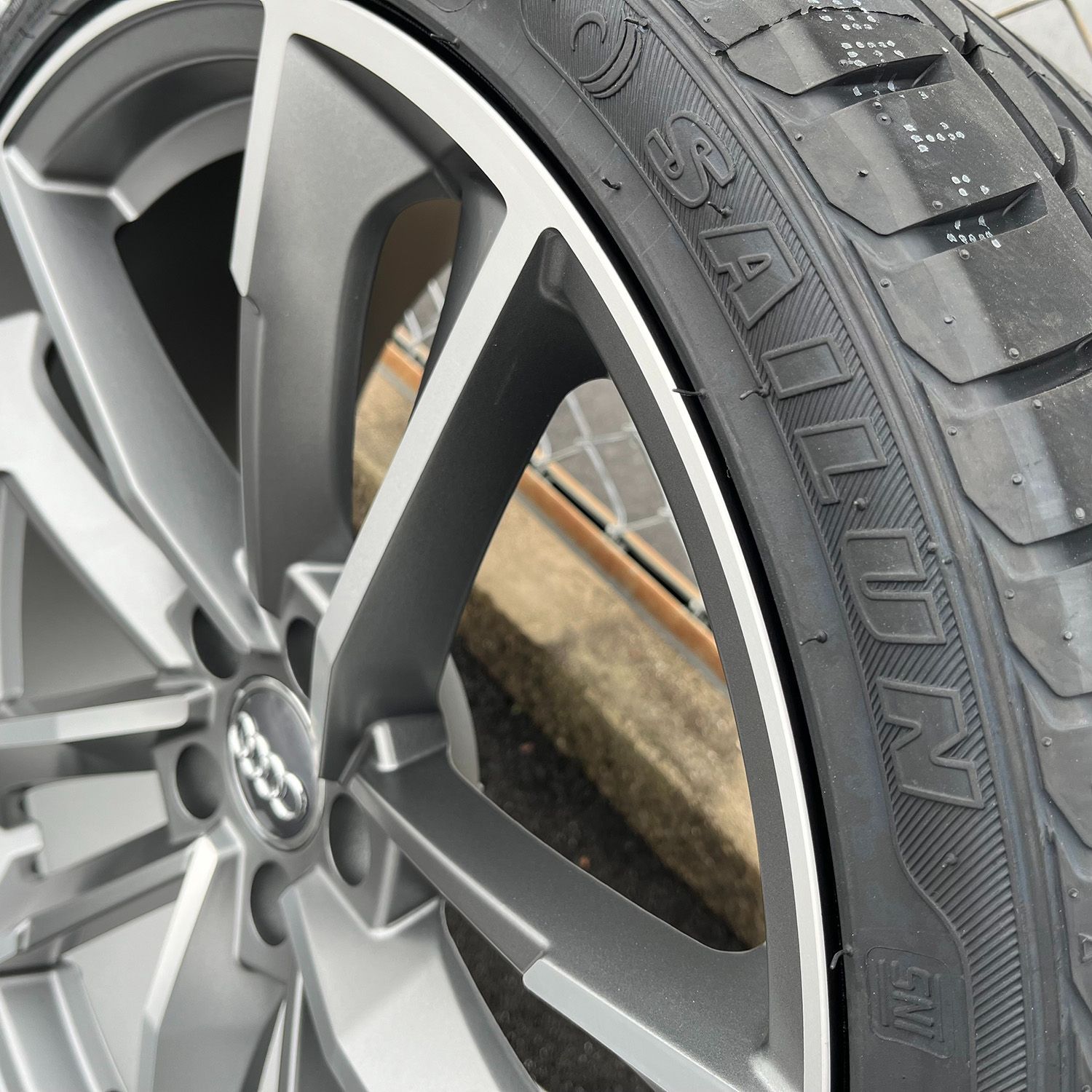 新品 Audi アウディタイヤホイールセット 純正ボルト対応 20インチ 