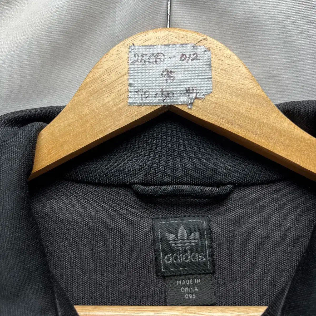 美品　adidas ヨーロッパトラックトップ トラックジャケット ブラック　95 純正品/ 95 adidas(アディダス) ヨーロッパ 黒×赤 ブラック