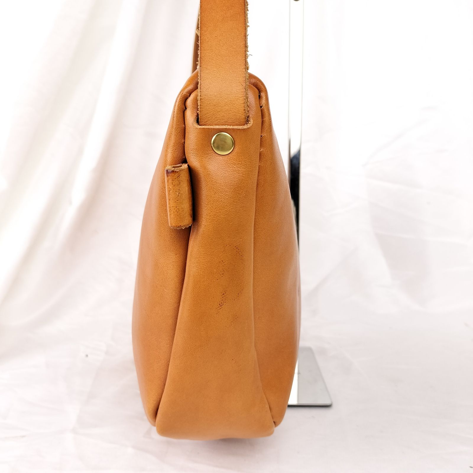 HERZ ブラウン レザーショルダーバッグ ハードレザーで質実剛健に仕上げた2wayショルダーバッグ「革鞄の