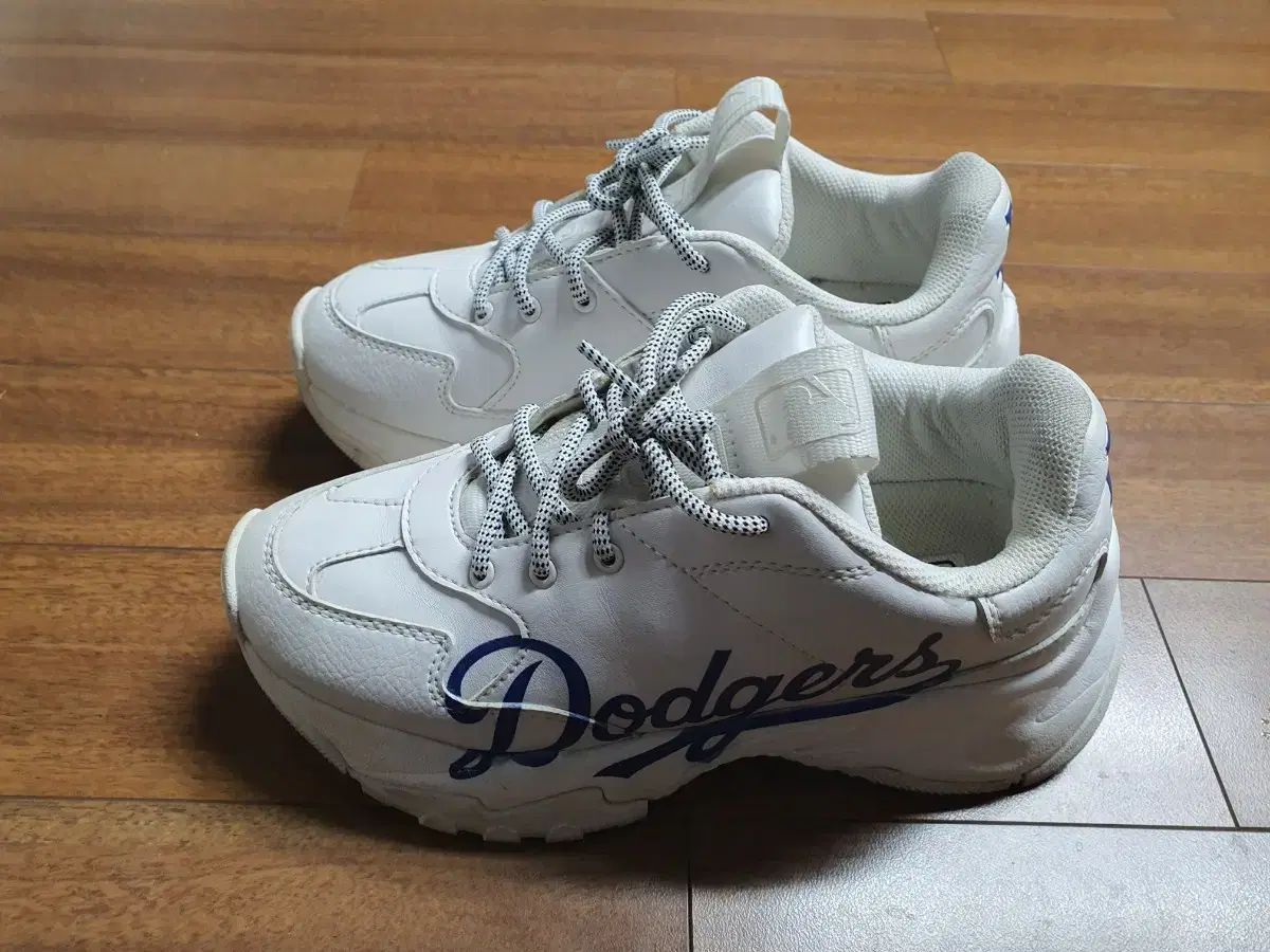 【雷市場（ポンジャン）商品韓国直送】 MLB DODGERS レディーススニーカー 230 A レベル