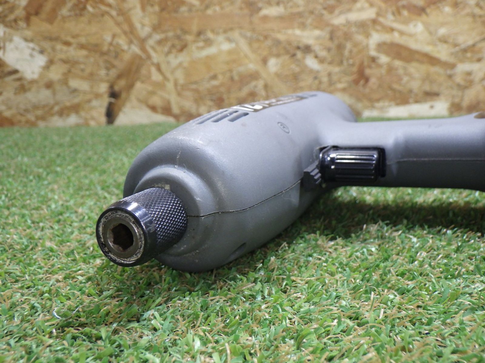 新興製作所 インパクトドライバ CID-120S 大工道具 建築 電動工具 中古