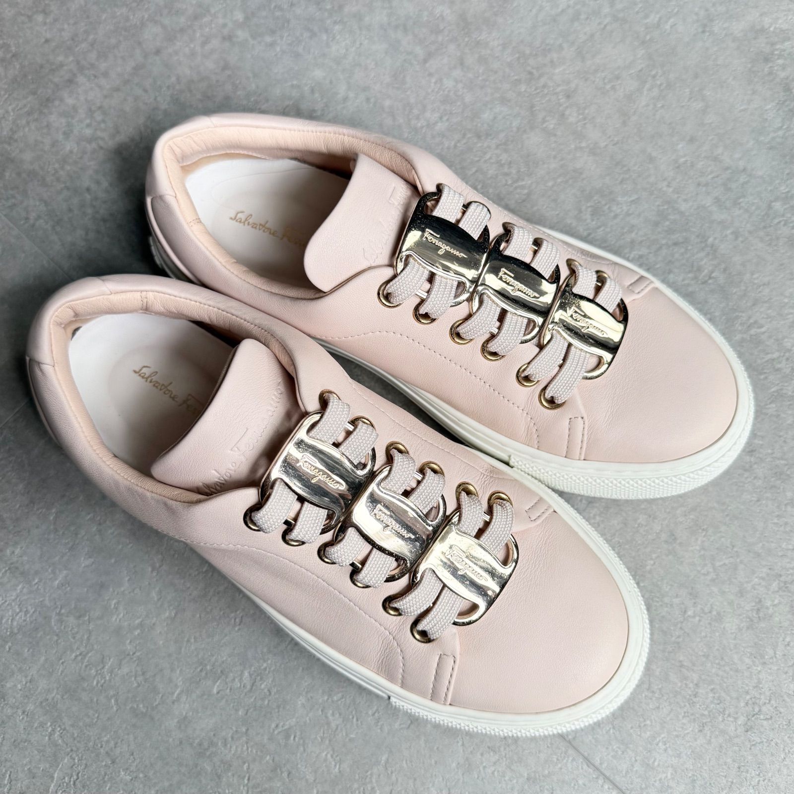 美品 SalvatoreFerragamo サルヴァトーレフェラガモ NADINE