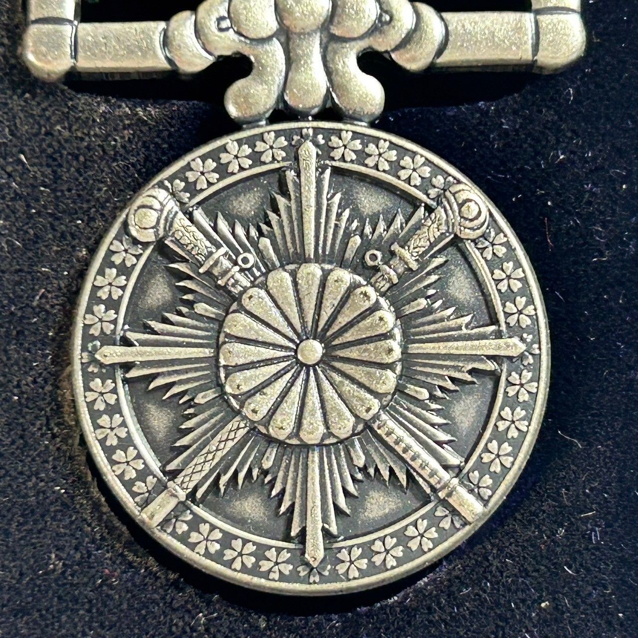 当時物 大東亜戦争 従軍記章 勲章 菊紋 桜 (管理番号：SZT4311) - メルカリ