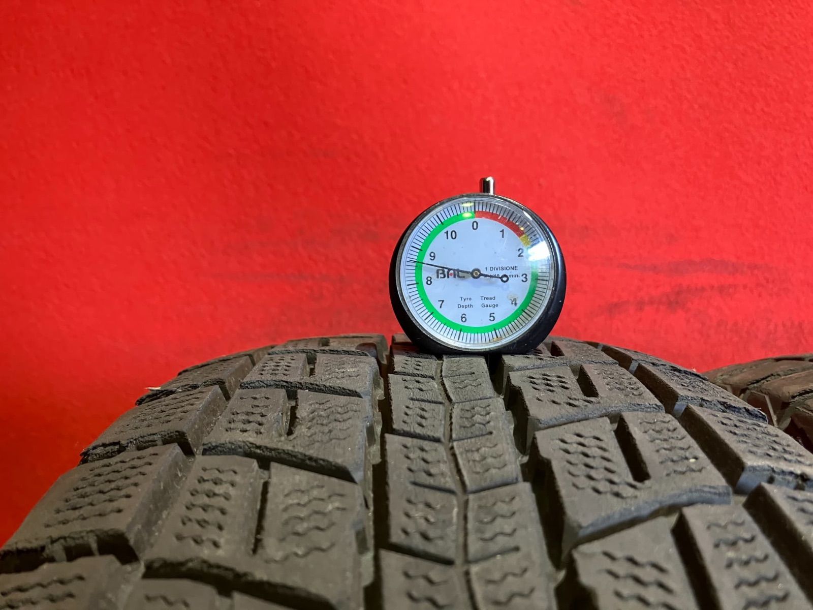 スタッドレスタイヤ 215 65R17 DUNLOP SJ8 4本SET