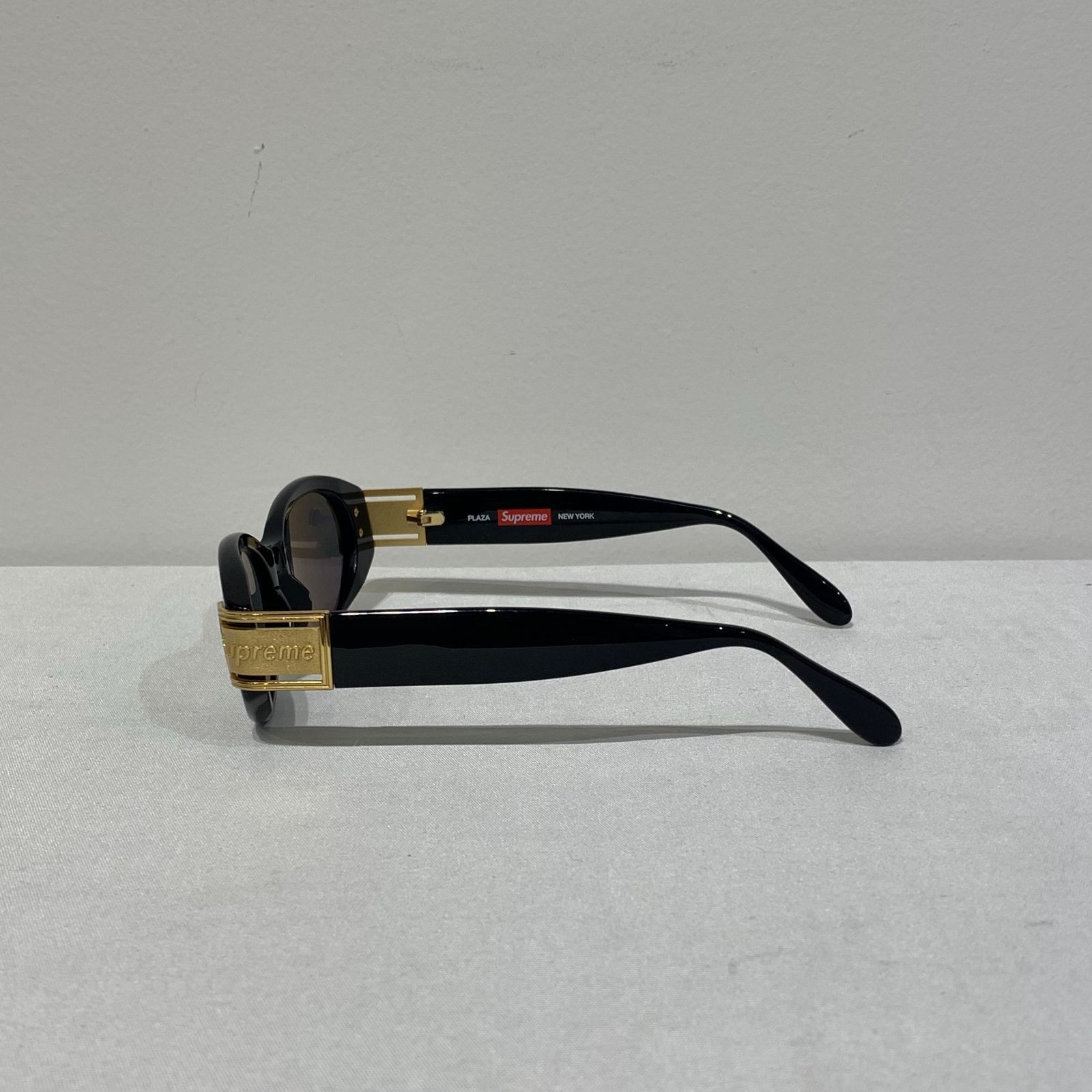 シュプリーム 18SS PLAZA プラザサイドロゴプレートオーバルサングラス  