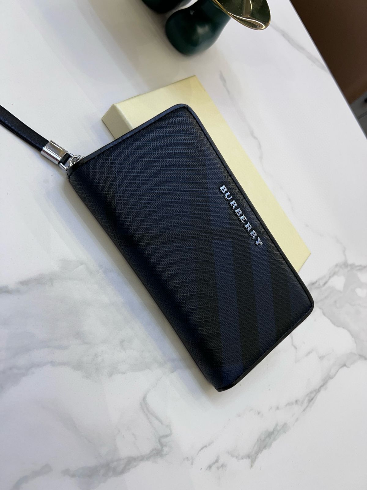 今日 Burberry メンズウォレット レザー使用 実用的でスタイリッシュなデザイン |