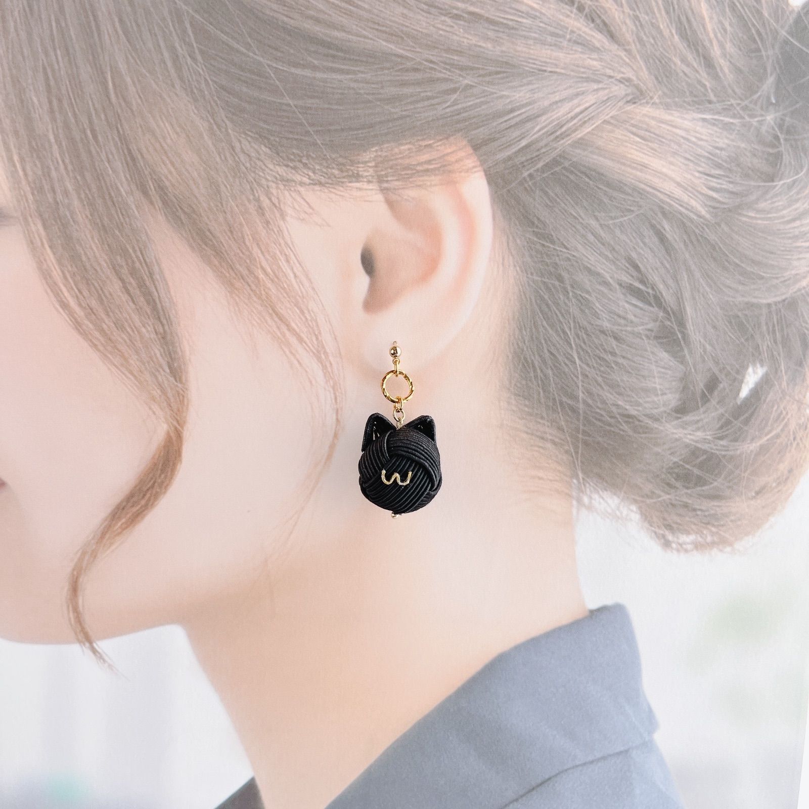 猫アクセ】水引にゃんこ玉ピアス／イヤリング 白猫×黒猫🐱 - メルカリ