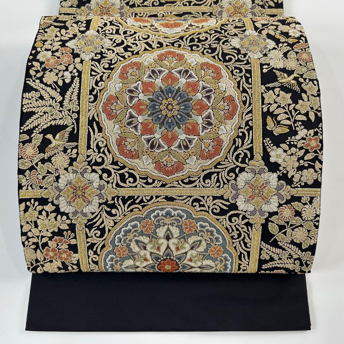 袋帯 美品 逸品 華文 花鳥 相良刺繍 金糸 黒 お太鼓柄 正絹