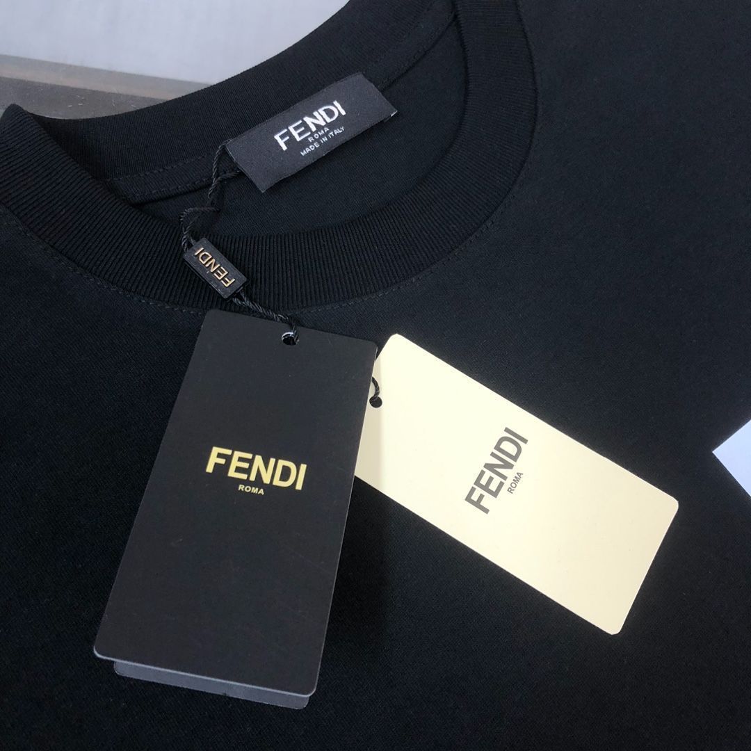新着 関税送料込み FENDI フェンディ FF クルーネック Tシャツ FENDI / フェンディ FF モチーフ コットン Tシャツ メンズ 半袖