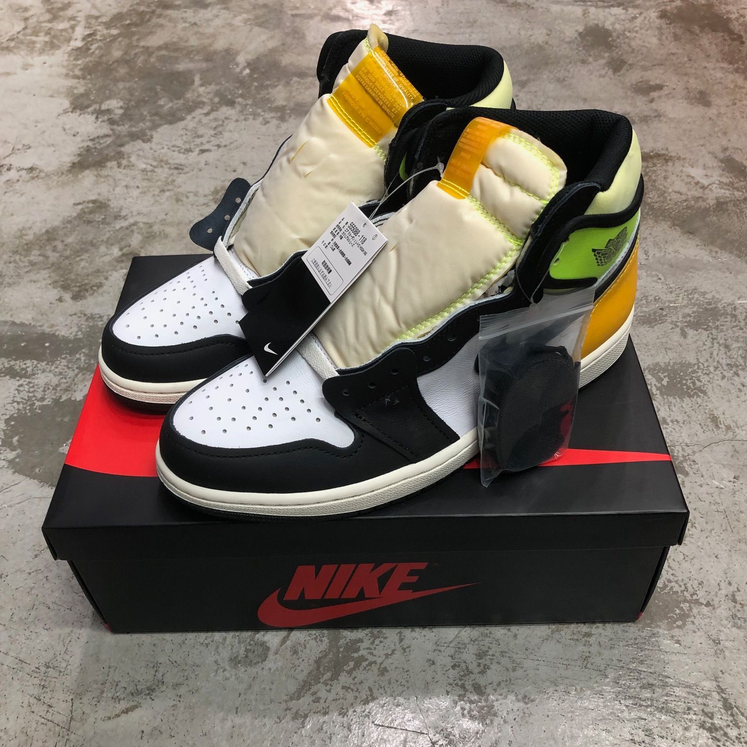 国内正規 新品 NIKE AIR JORDAN 1 RETRO HIGH OG WHITE/VOLT 国内正規 新品 NIKE AIR JORDAN 1 RETRO HIGH OG WHITE/VOLT